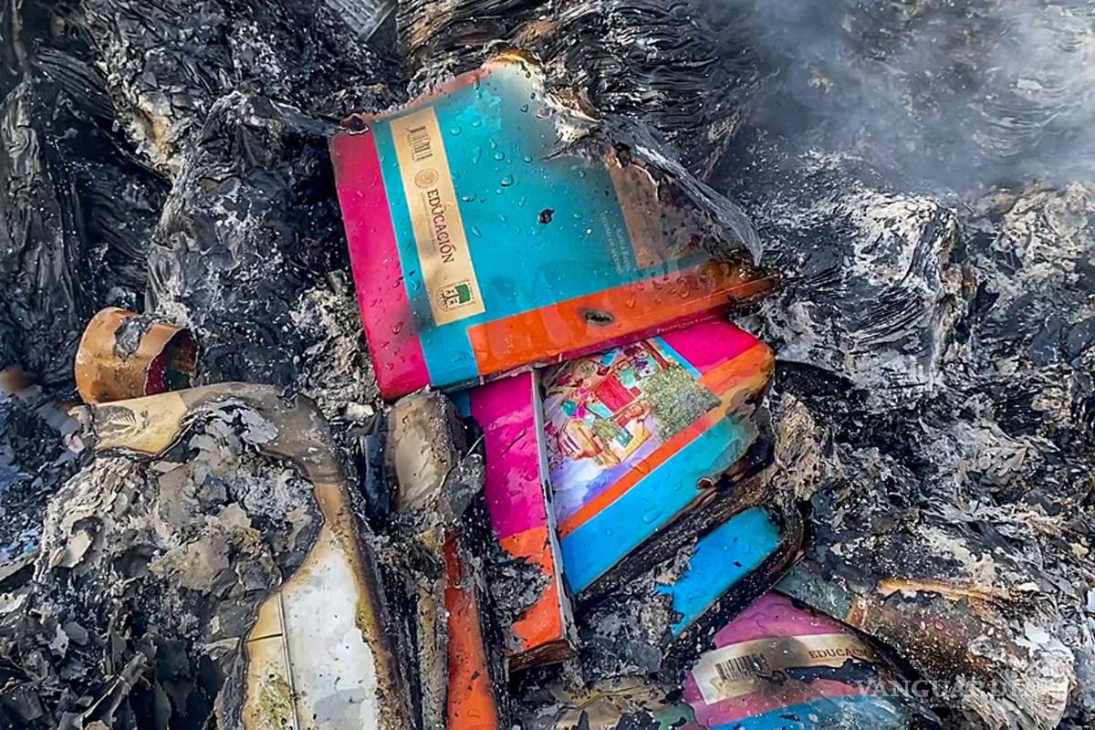 Incendiar libros de texto de la SEP es del ‘fanatismo más rancio’ en México, dice CNTE