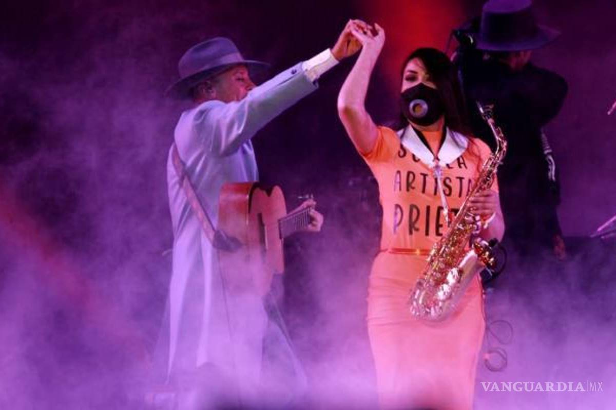 Saxofonista María Elena Ríos tocó junto a La Maldita Vecindad en el Zócalo