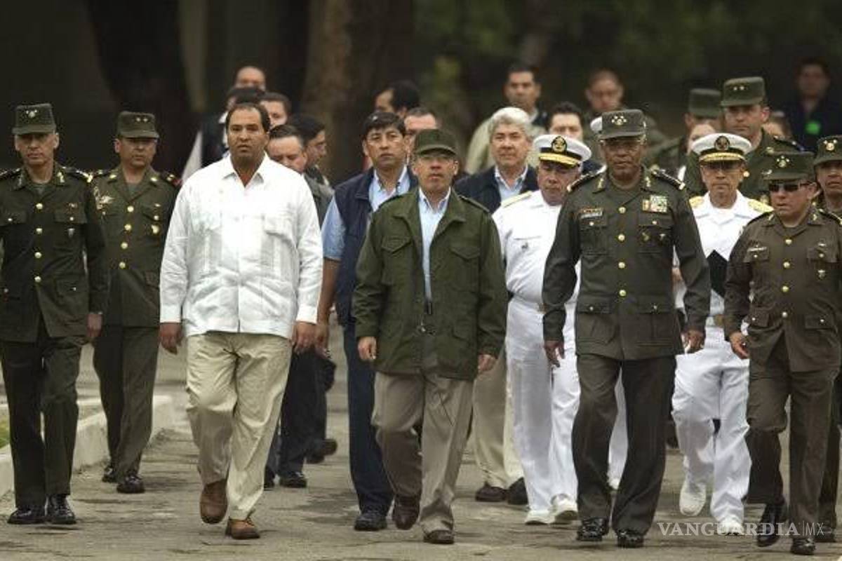 Se burla AMLO de vestimenta militar de Calderón, lo llama &quot;Comandante Borolas&quot;