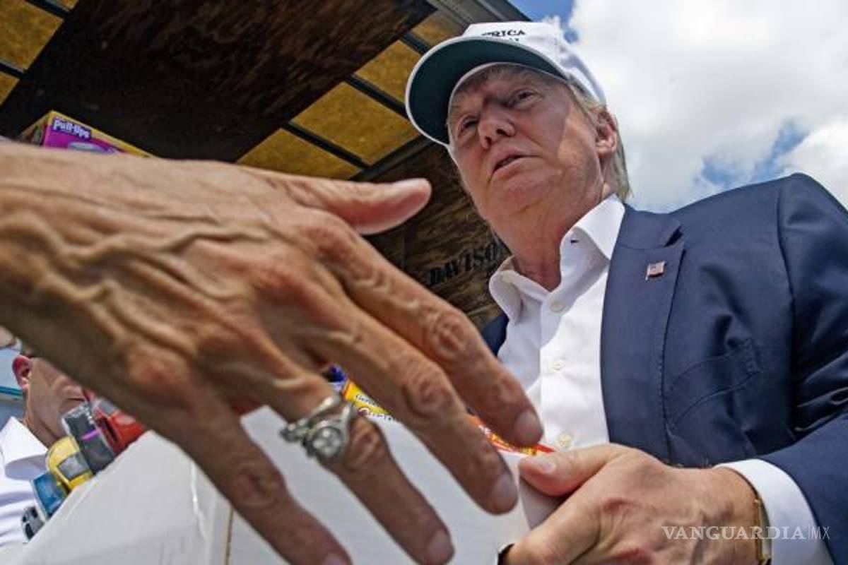 Donald Trump recorre inundaciones de Louisiana