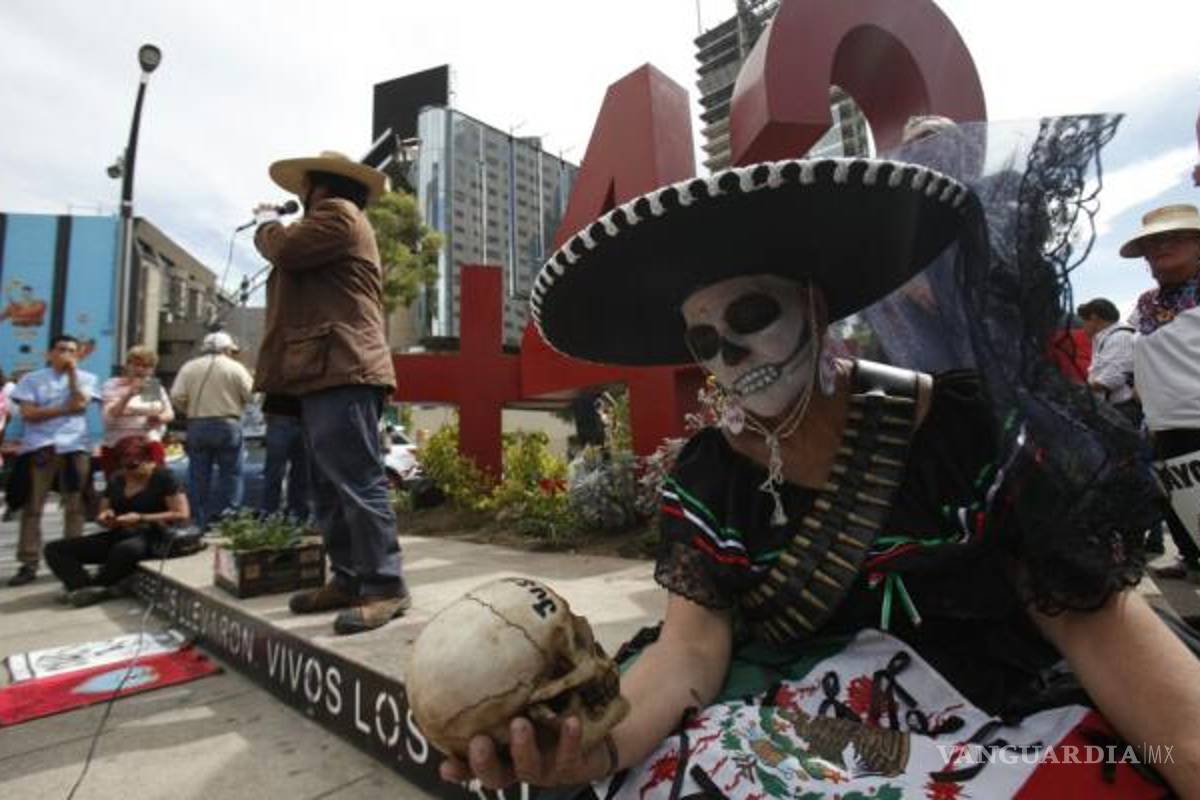 Plantan 43 árboles por desaparecidos de Ayotzinapa