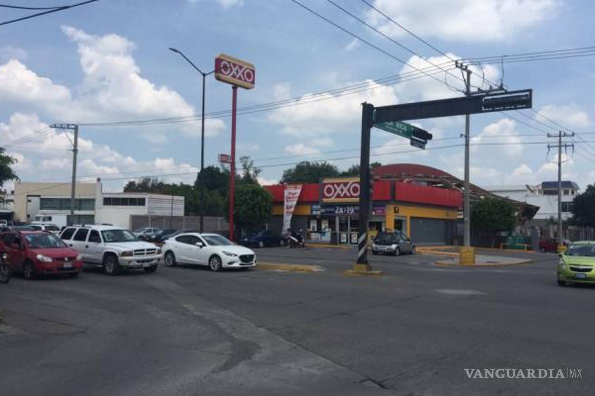 Escuelas, un Oxxo y hasta un bar en predios de Pemex que el sindicato ha administrado como suyos