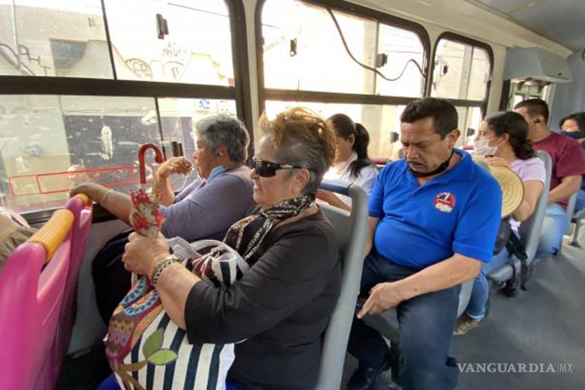 Especialista afirma que nadie debería subir al transporte público sin cubrebocas