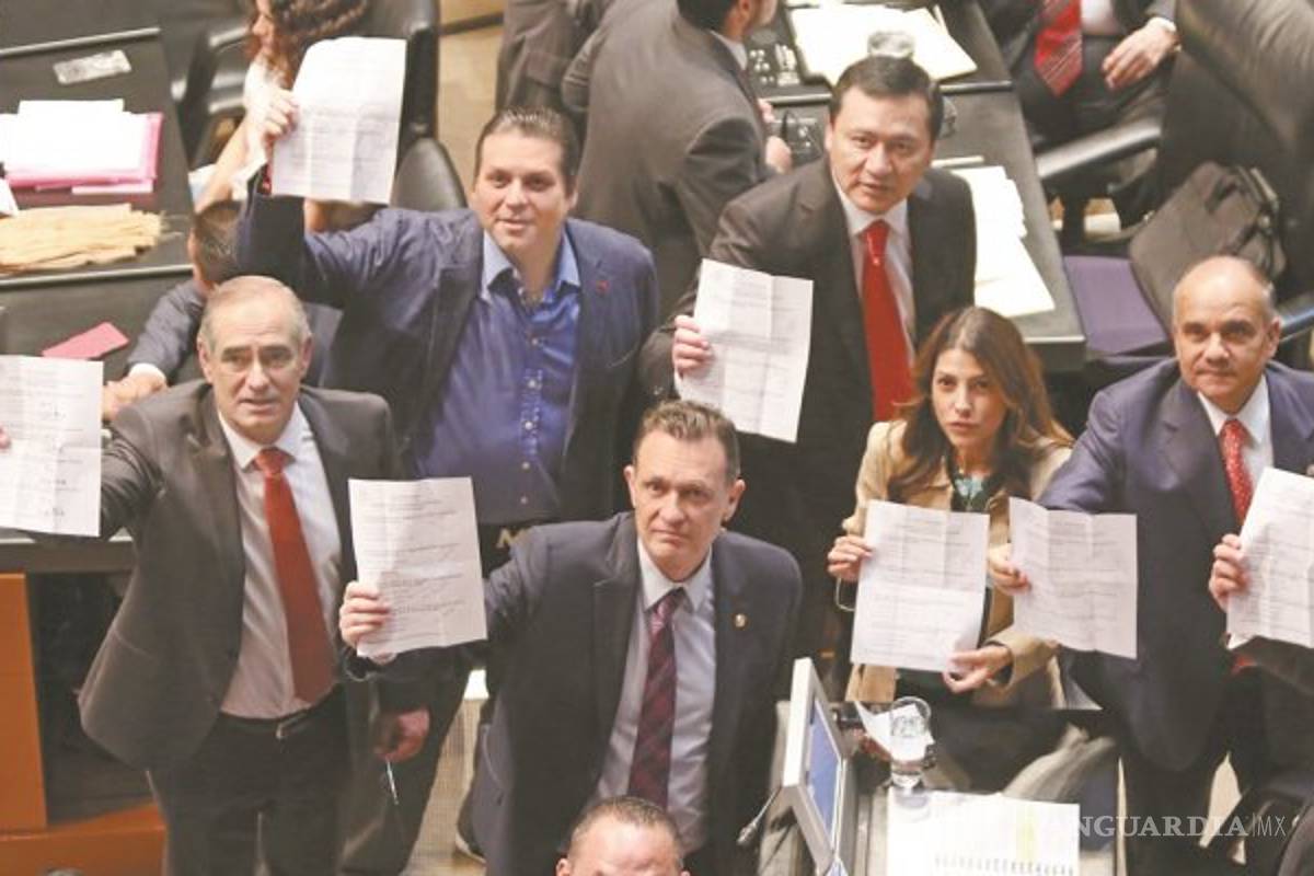 Por "improcedente" rechazan demanda de senadores de oposición contra comisionados de la CRE