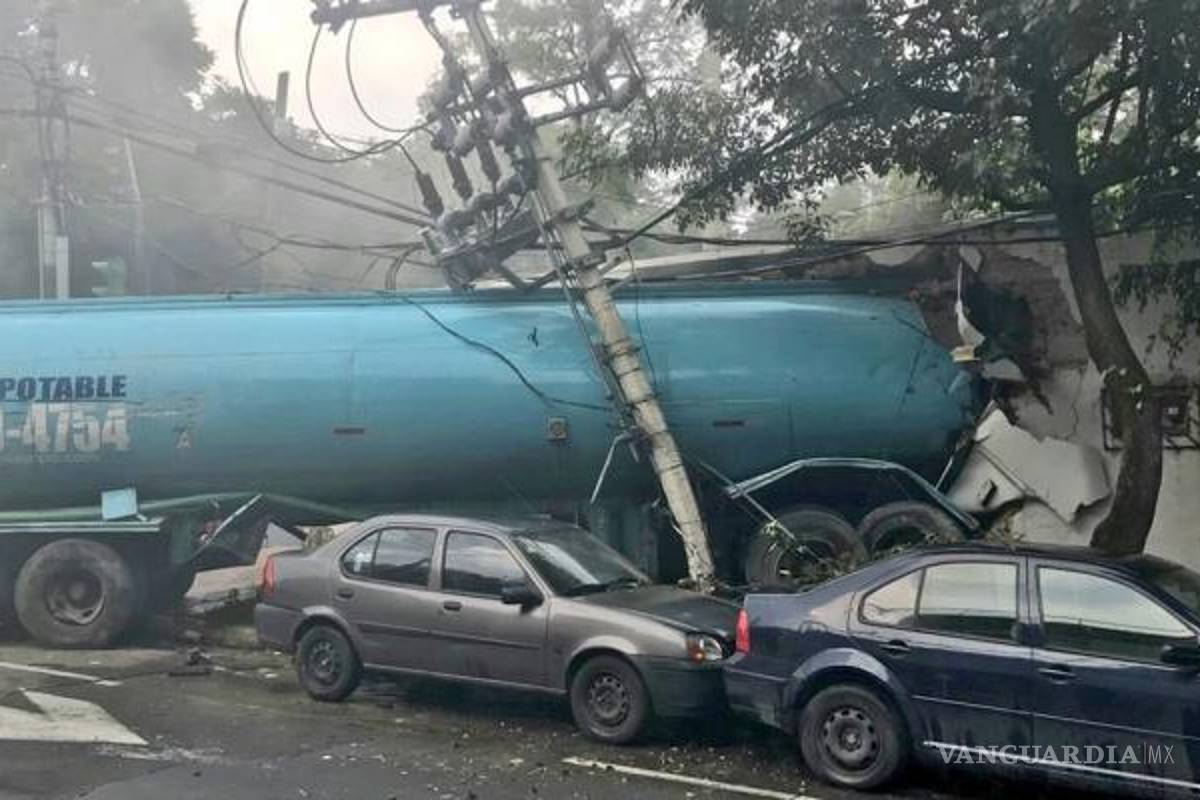 Al menos 3 muertos tras impacto de pipa contra vehículos en Avenida Constituyentes de CDMX