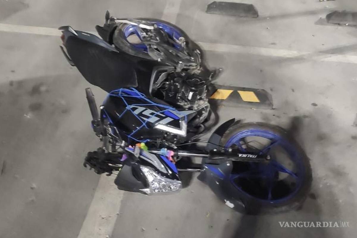 Saltillo: muere menor tras chocar en estacionamiento de plaza; acompañante resulta lesionado