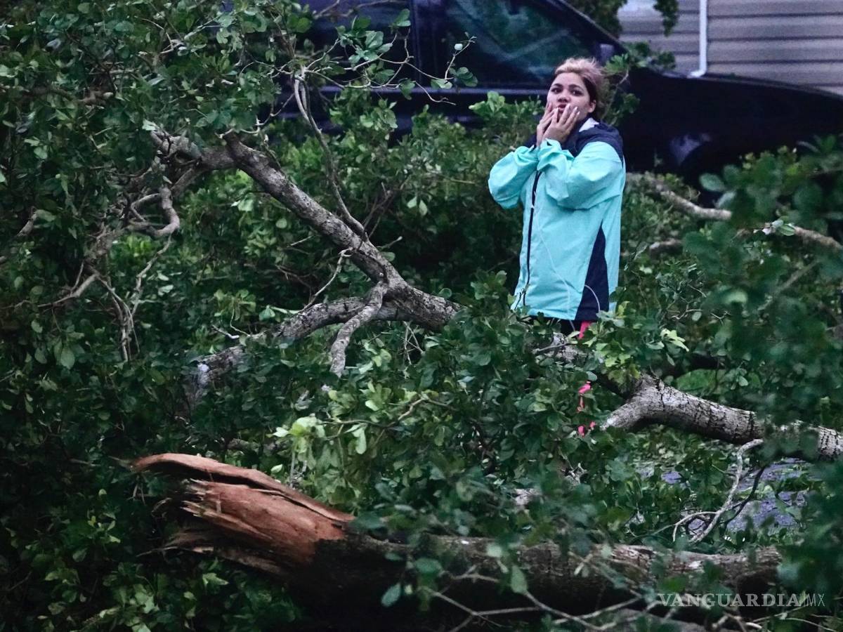 $!Zurama Rodríguez inspecciona los daños alrededor de su casa móvil en Davie, Florida.