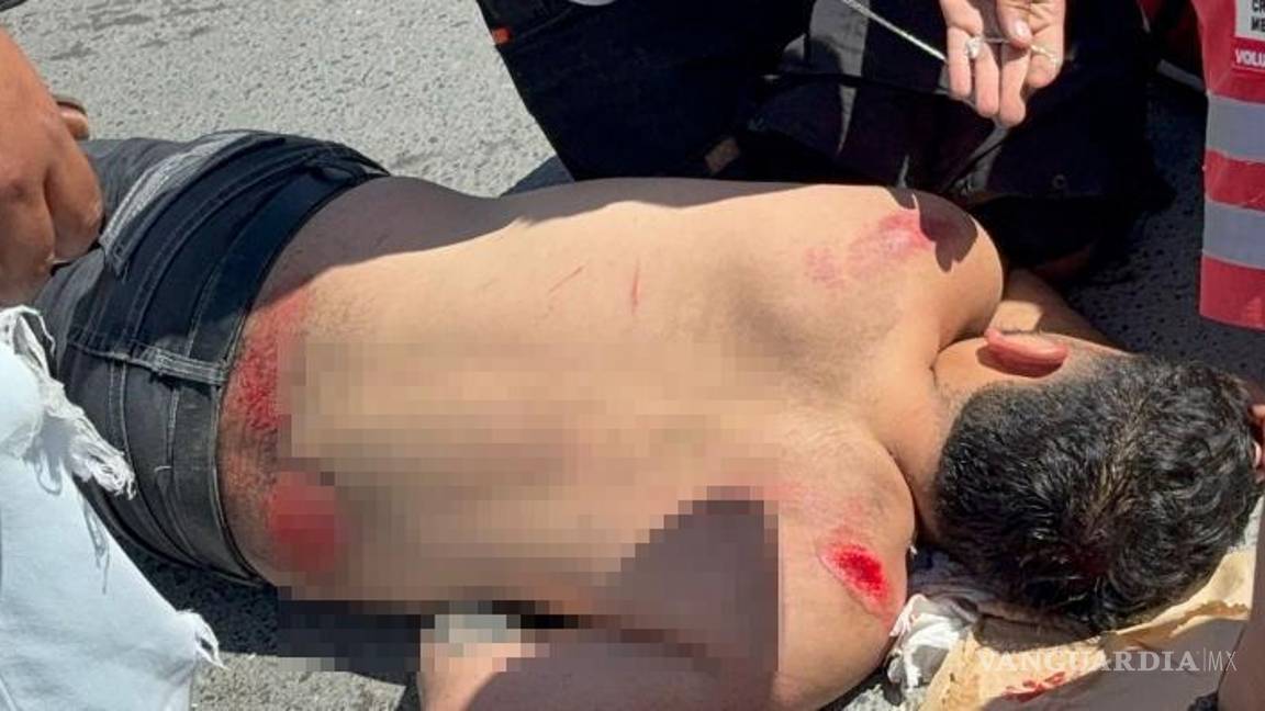 $!Vecinos de la calle Rayados auxiliaron a la víctima mientras llegaban los rescatistas.