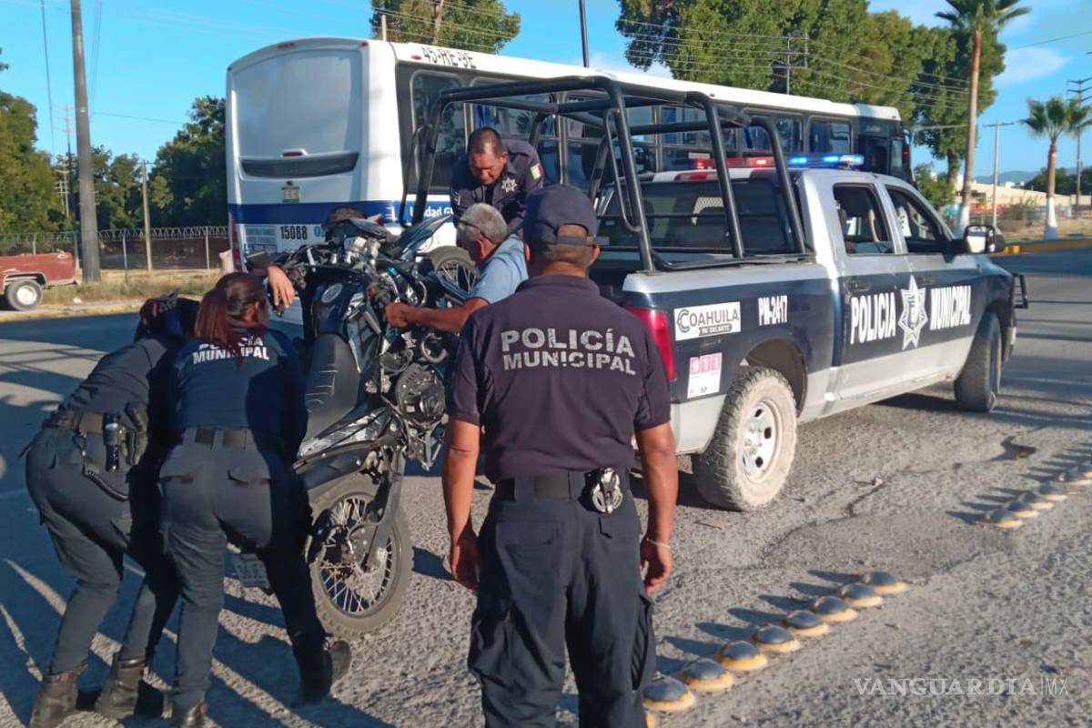 Choque por alcance deja herido a joven motociclista en la carretera Parras-Paila