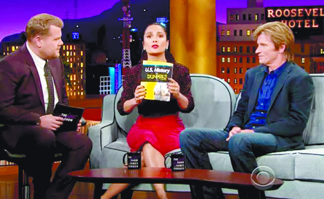 Salma Hayek recomienda libro a Donald Trump