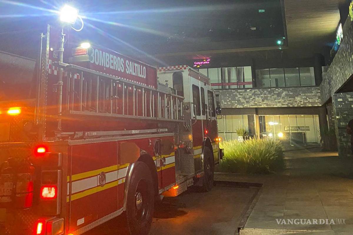 Fuerte incendio consume popular bar en plaza comercial al norte de Saltillo; sospechan de corto circuito