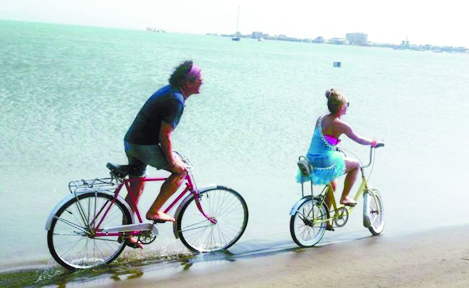 Shakira se pasea en bicicleta con Carlos Vives