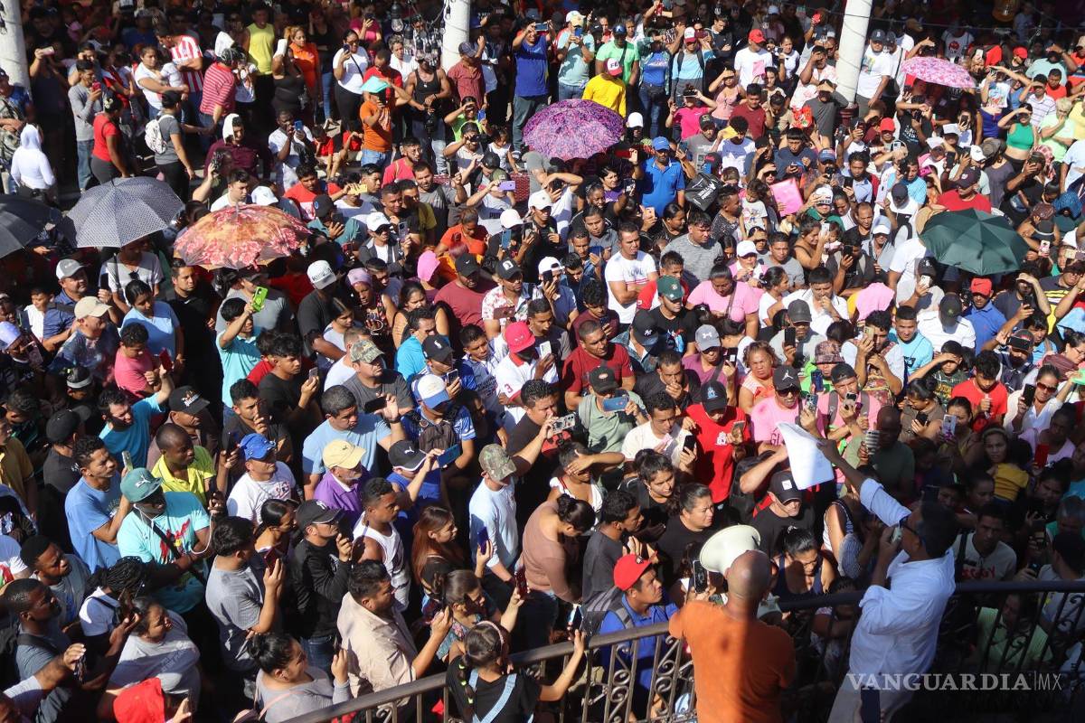 $!Migrantes reciben instrucciones de autoridades migratorias mexicanas, para recibir amparos en la ciudad de Tapachula, en Chiapas (México).