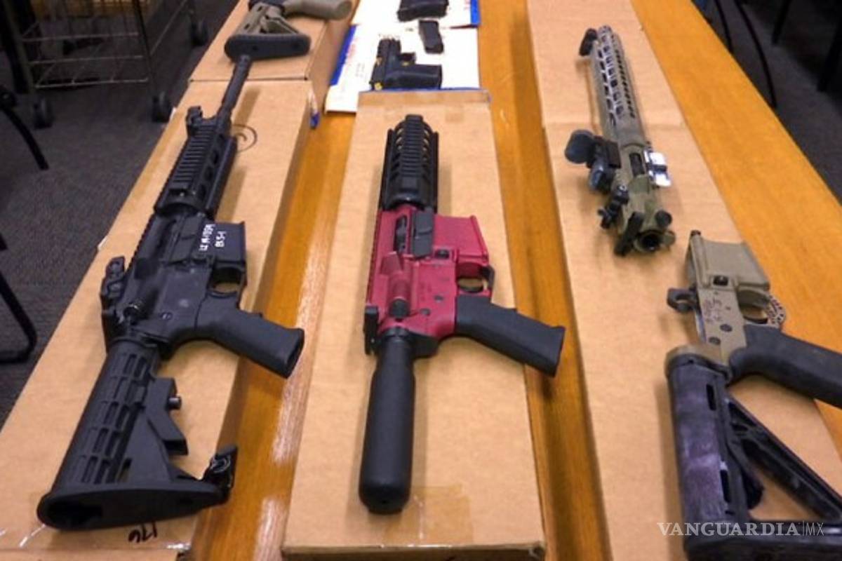 Encuentran armas de asalto escondidas en sillones en la frontera México-EU