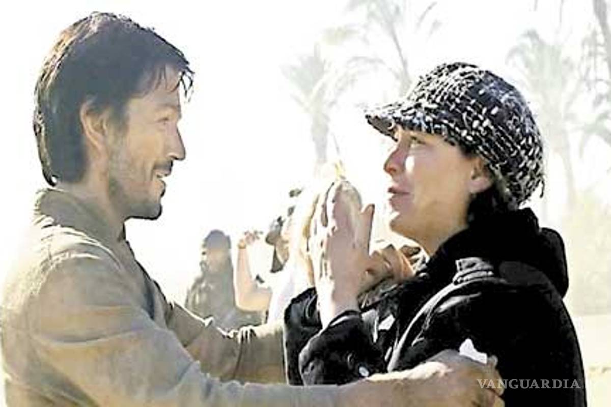 Diego Luna roba los planos de la estrella de la muerte