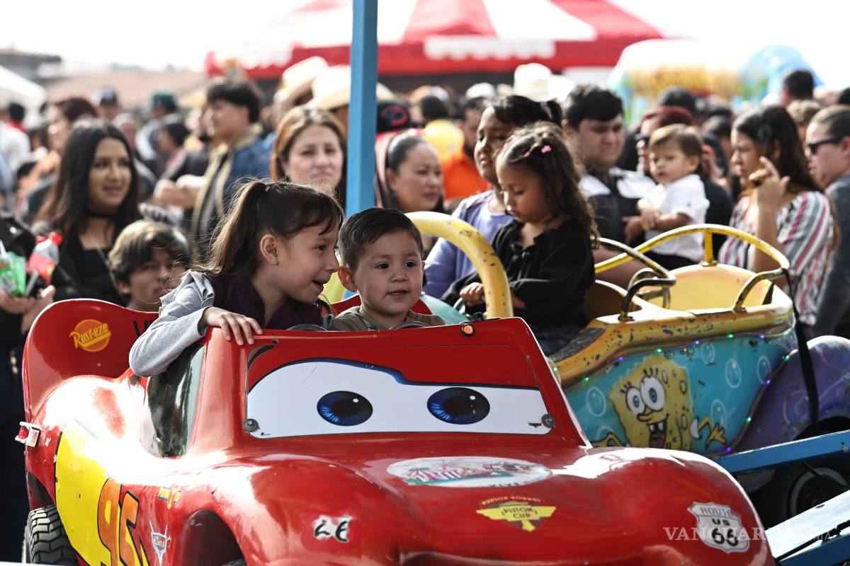 $!Los juegos mecánicos atrajeron a cientos de niños y jóvenes a lo largo de la jornada.