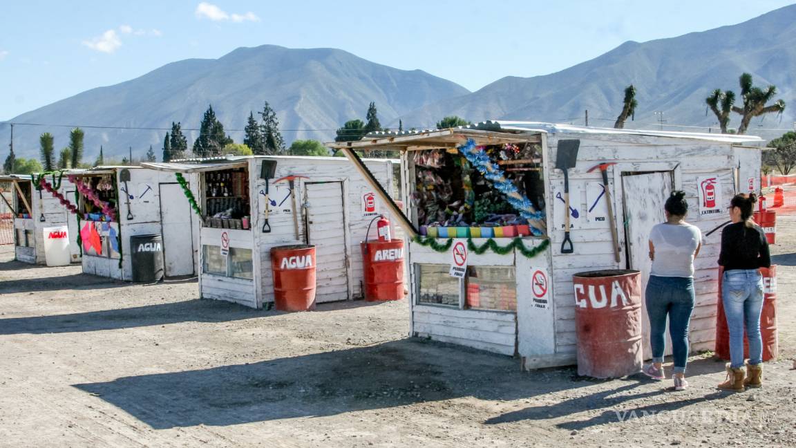 $!Te impactará esta imagen de una vendedora en riesgo, en la Feria del cohete de Arteaga, Coahuila. Después de una inspección