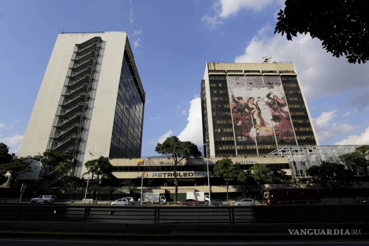 Presiona EU a Maduro al sancionar petrolera; toma represalias contra PDVSA