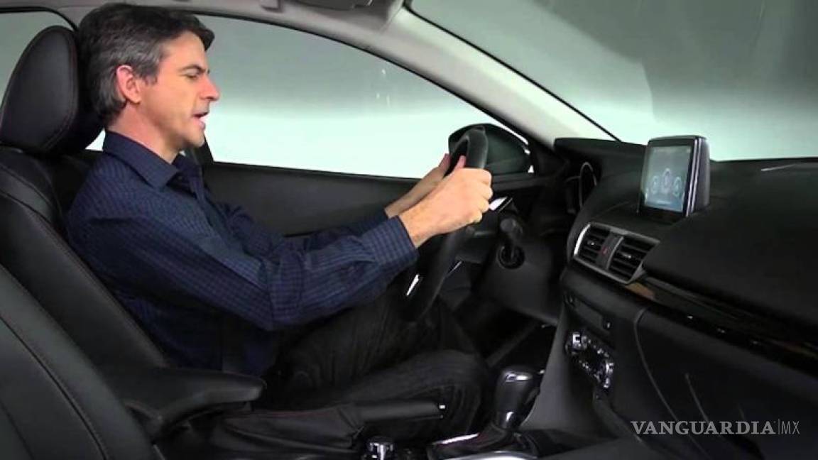 Comandos de voz en autos distraen a conductores: Estudios