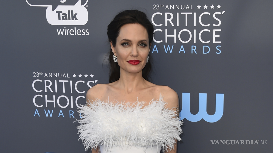 Obligan a Angelina Jolie permitir a Pitt tener más contacto con sus hijos