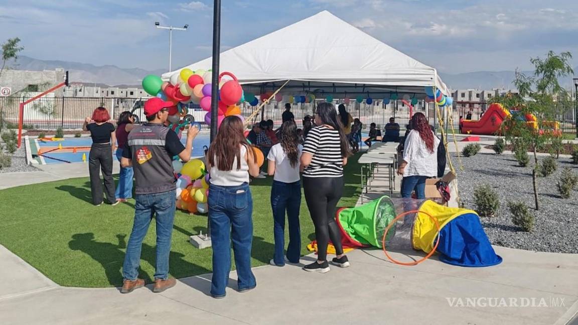 $!Vecinos del fraccionamiento Rincón de Los Pinos, en Ramos Arizpe, durante la celebración por el Día del Niño. FOTO: CORTESÍA