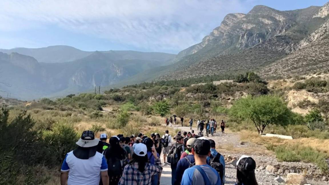 Saltillo: Alumnos de la UAdeC se ejercitan y recogen basura en el Cañón de San Lorenzo