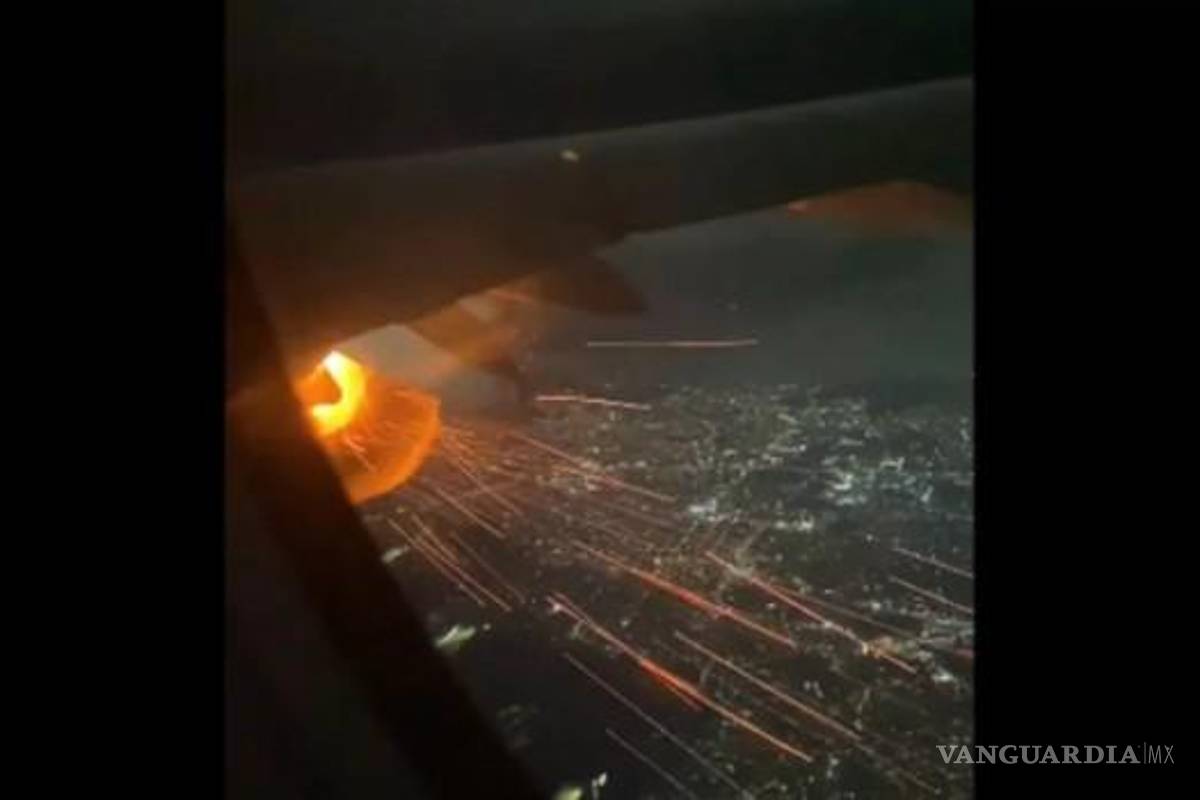 ¿Viajas en Viva Aerobus? Pasajeros reportan incendio de motor en pleno vuelo (VIDEO)