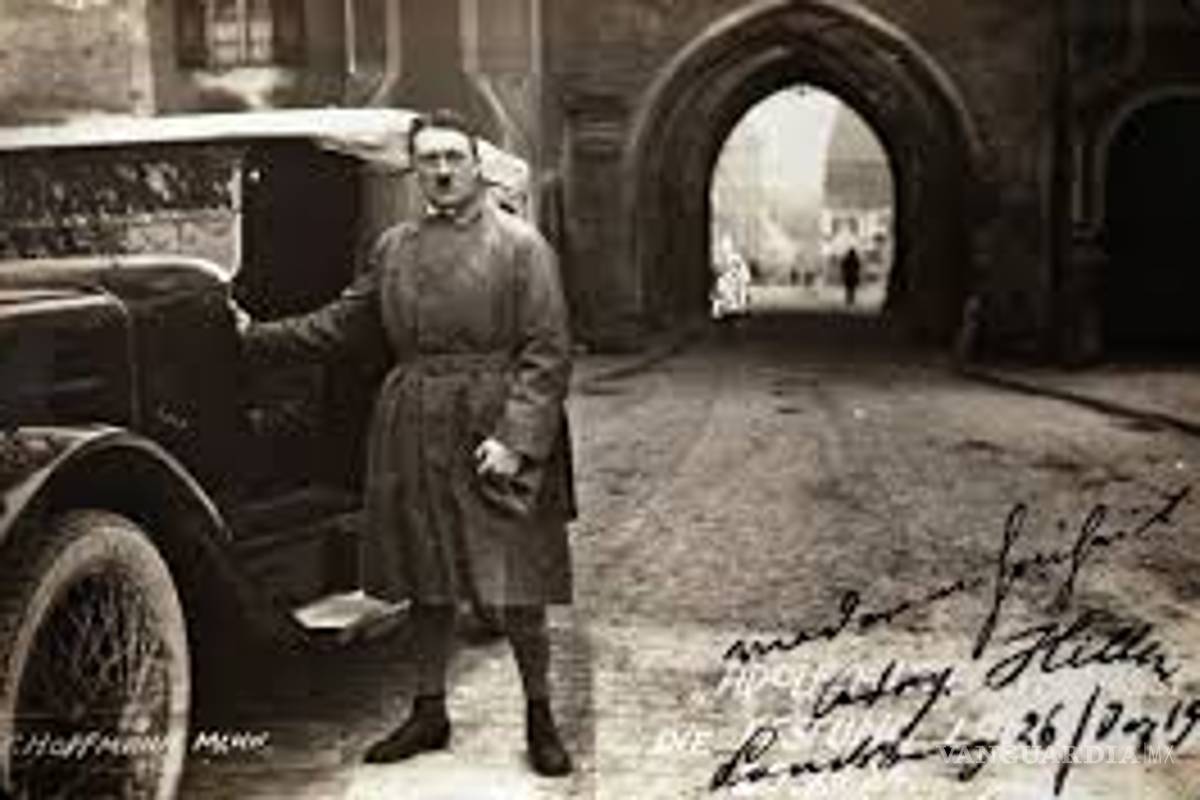 $!Subastan foto de Adolf Hitler abrazando a niña judía