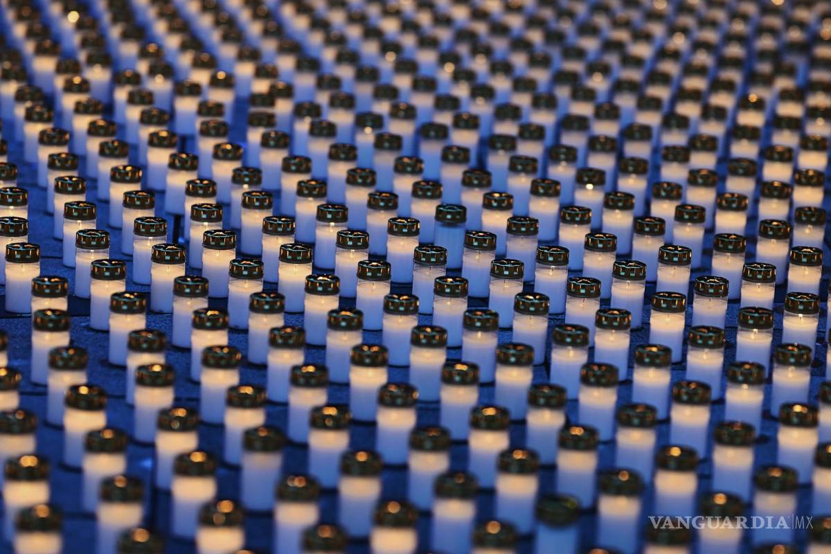 $!Velas colocadas en el suelo formando un mar de luces para niños en Ucrania en la plaza Saint Stephens en Viena, Austria, el 22 de febrero de 2024.