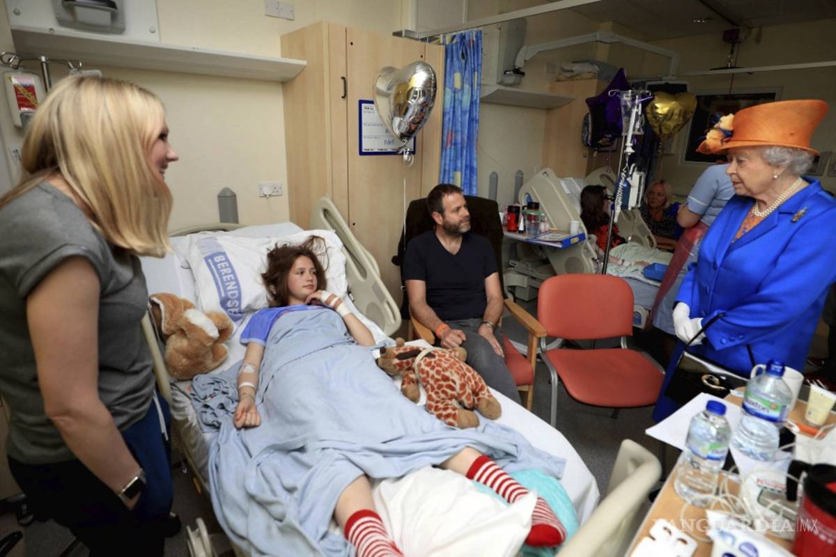 Reina Isabel II visita a niños heridos en Manchester
