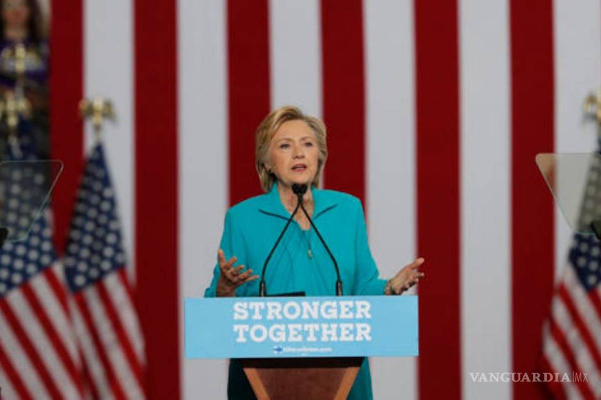 Trump hace su campaña en base a la paranoia: Clinton