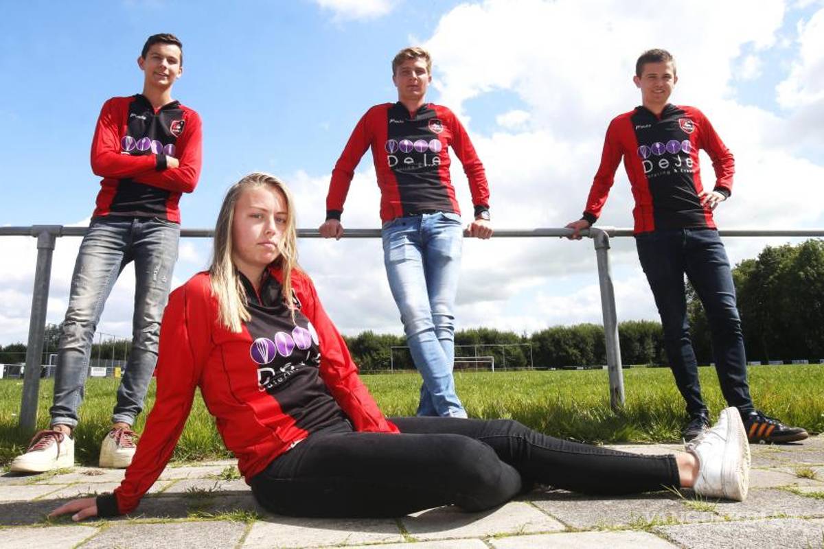 Ella es Ellen Fokkema; la primera jugadora de futbol que participará en un equipo masculino