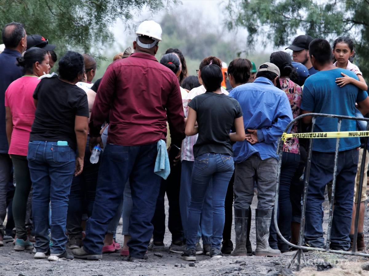 $!Familiares permanecen en el sitio desde que ocurrió el siniestro a la espera de respuestas.
