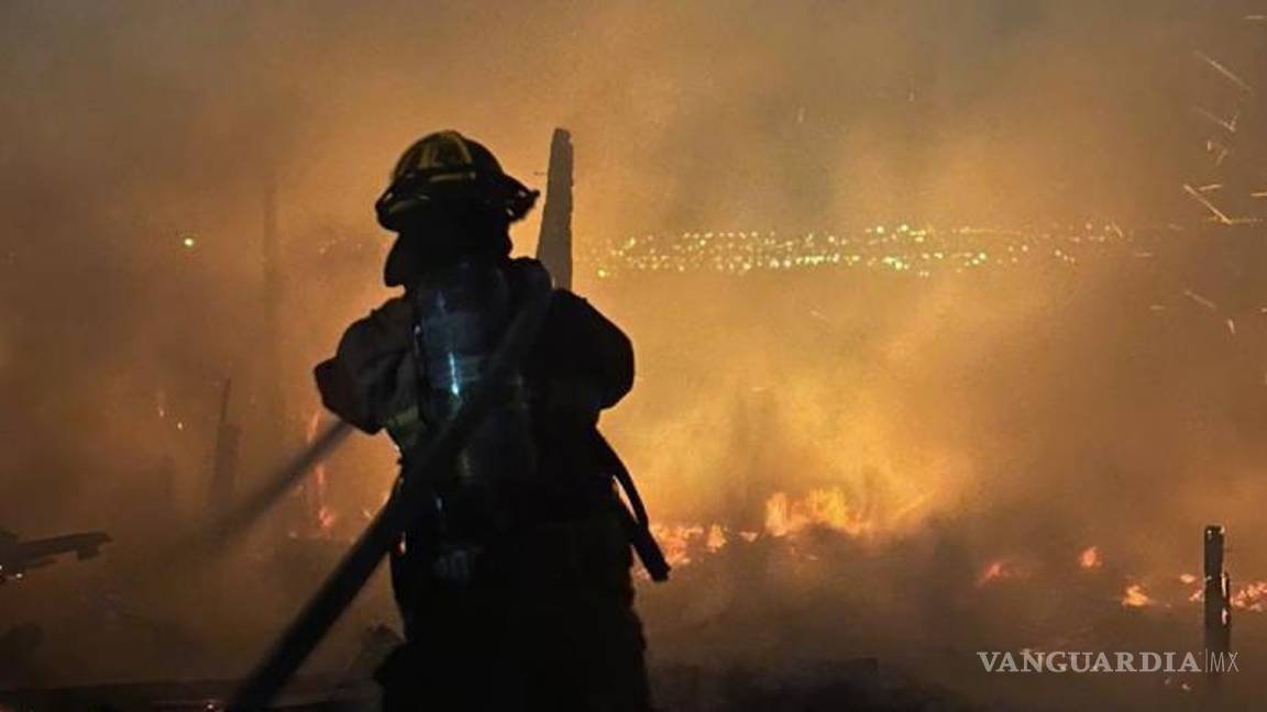 $!Bomberos trabajaron para evitar que el fuego se propagara a viviendas cercanas.