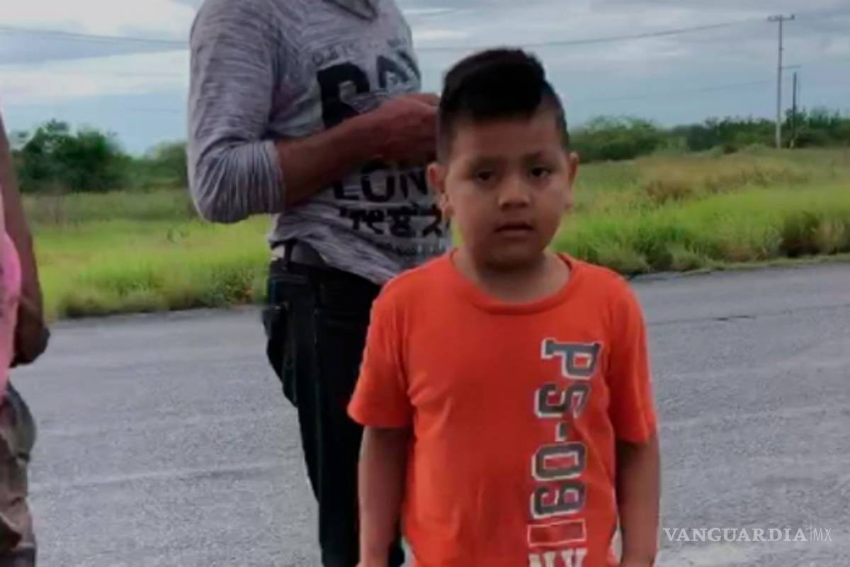 Niño prefiere comprar naranjas que cometer rapiña de camión volcado en Tamaulipas