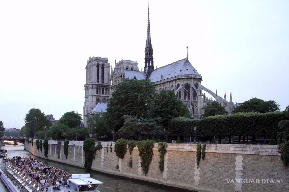 $!Foto de archivo. 30 de junio del 2007, antes del incendio de la catedral de Notre Dame, en París, Francia.