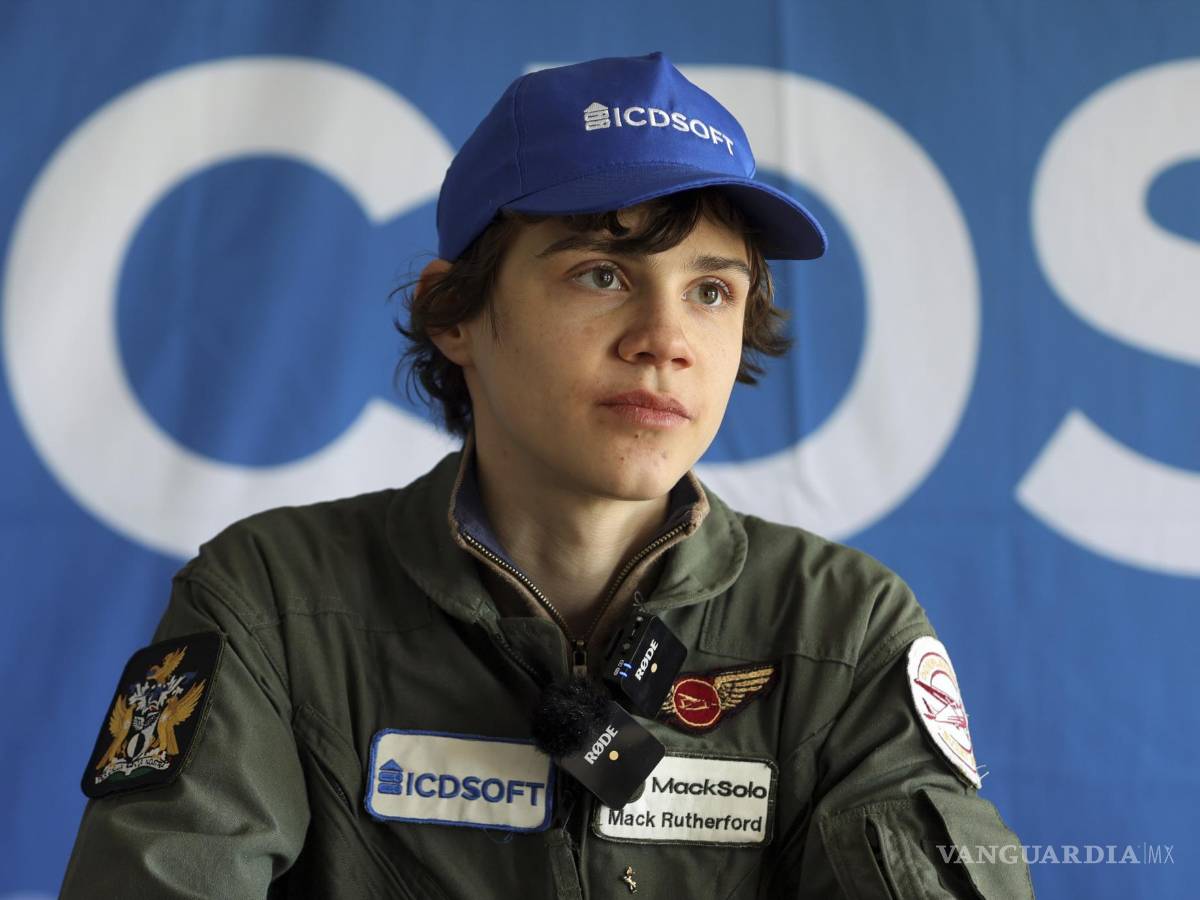 $!Mack Rutherford, de 16 años, en una conferencia de prensa, antes de su partida en un intento de volar solo por todo el mundo en el aeropuerto Sofia-West, en Sofía.