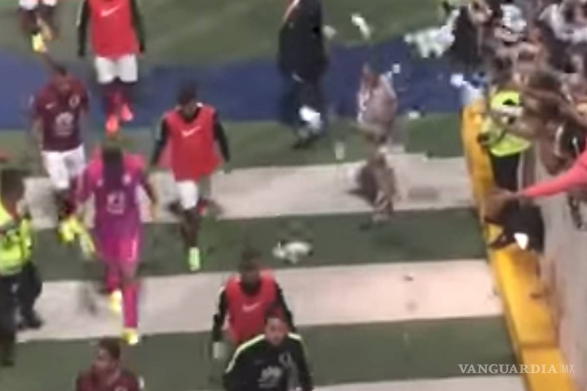 Afición de Santos le arrojó billetes a Marchesín en su regreso a Torreón