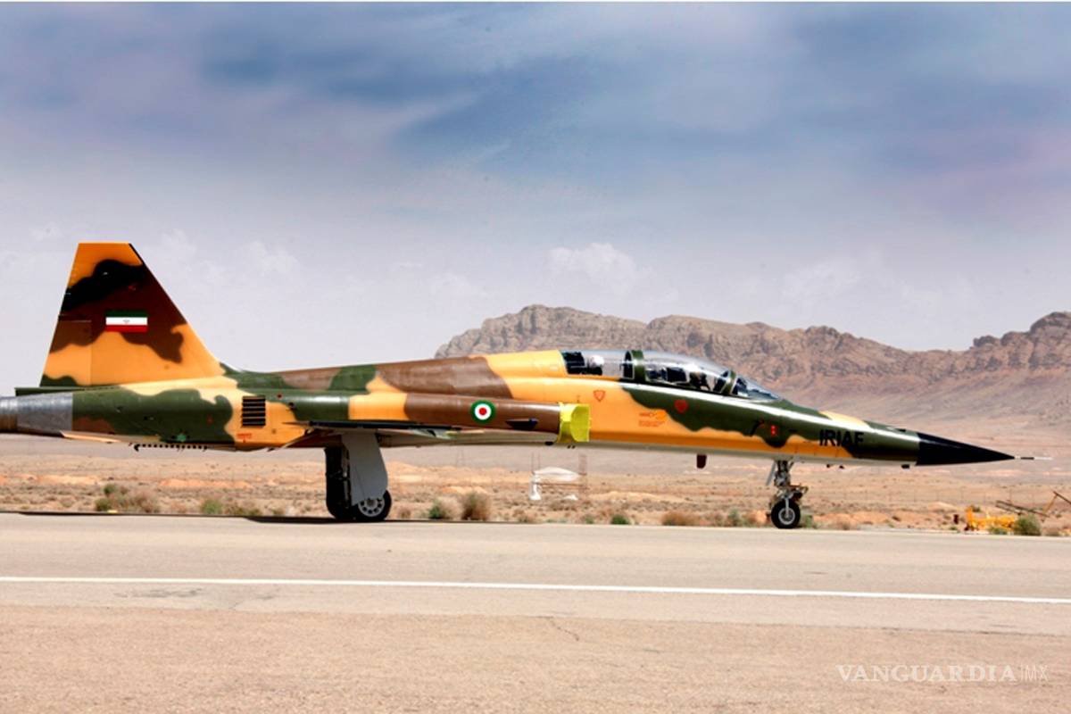 Irán presenta su primer avión de combate