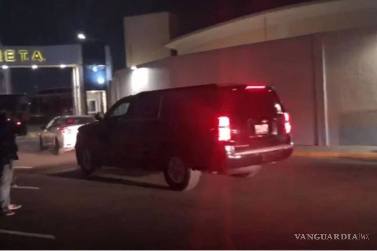 Cuatro camionetas esperan la llegada de Evo Morales al AICM