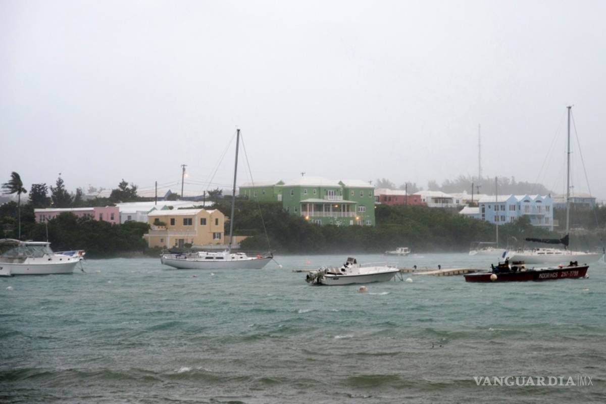 El ojo del huracán de categoría 3 Nicole pasa sobre las islas Bermudas