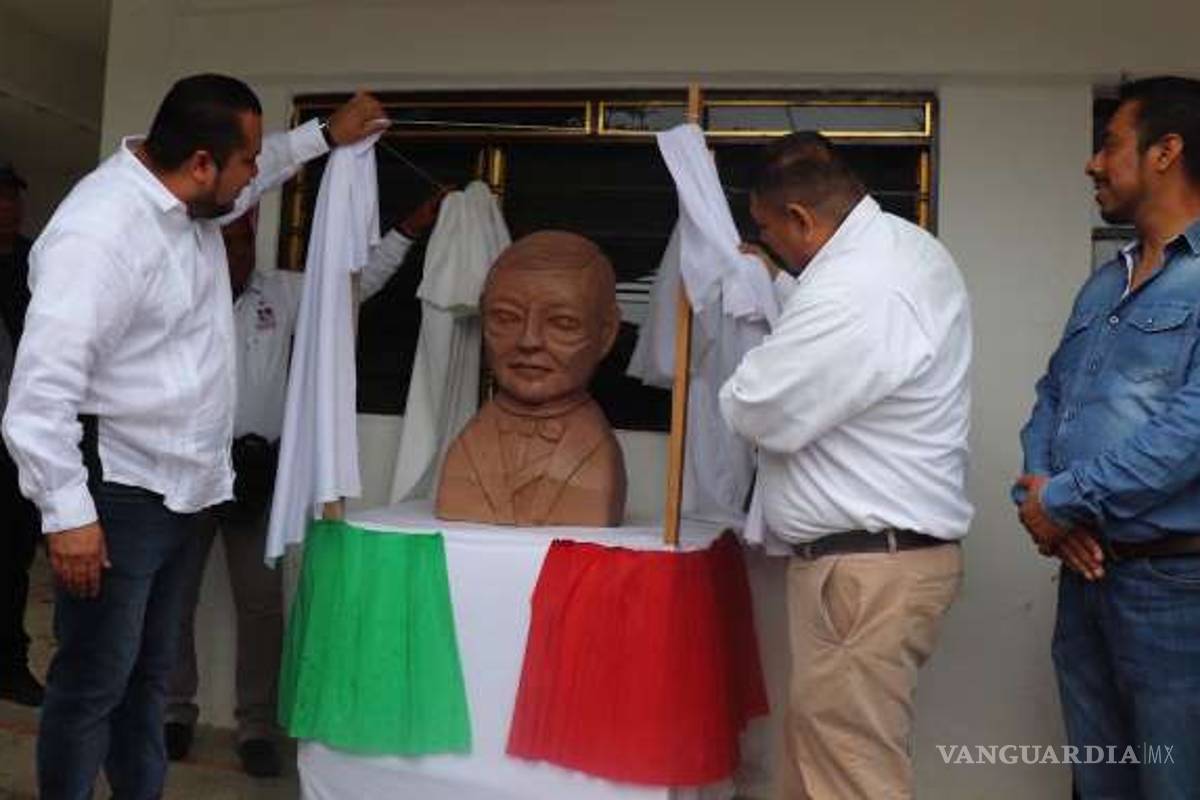 $!Desvelan busto de AMLO, del mismo escultor que la del 'Benito extraterrestre'