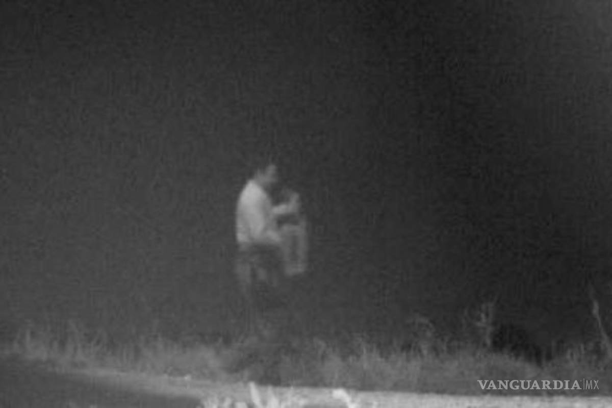 Patrulla Fronteriza encuentra a un niño abandonado con un número de teléfono en sus zapatos