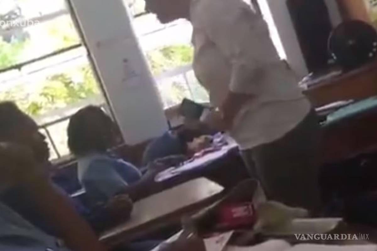 Maestra pierde el control y le da bofetada a alumna tras pedirle que guarde el celular