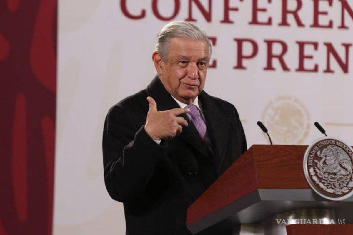 AMLO ‘reta’ al dueño de OXXO a aclarar consumo de luz en ‘La Mañanera’