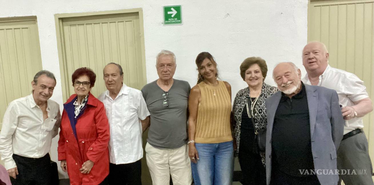 $!Algunos de los pocos valientes que desafiaron anoche el caos de calles inundadas, baches y lluvias torrenciales, para tomarle el pulso a la realidad nacional.