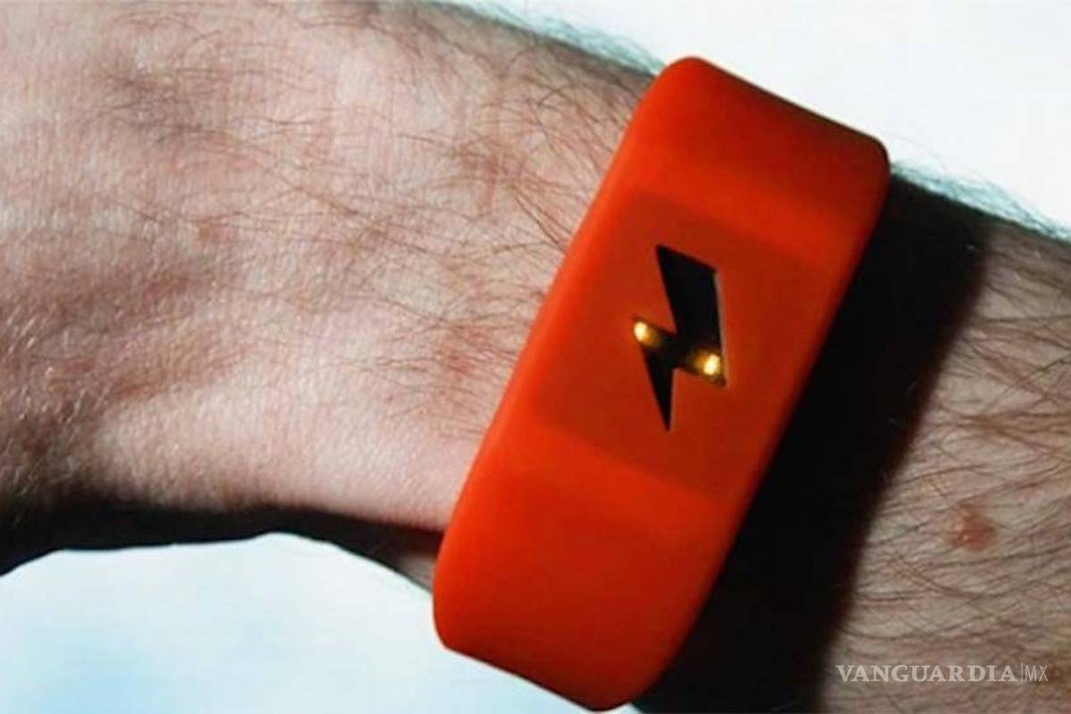 Esta pulsera te dará descargas eléctricas cada vez que gastes de más