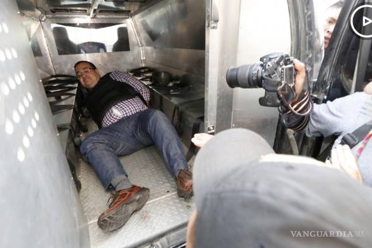 Duarte, tirado e impotente en una jaula móvil; rechaza opción preliminar de extradición