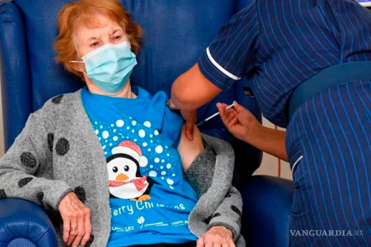 Una mujer de 90 años de Reino Unido, la primera del mundo en recibir la vacuna contra COVID-19 de Pfizer