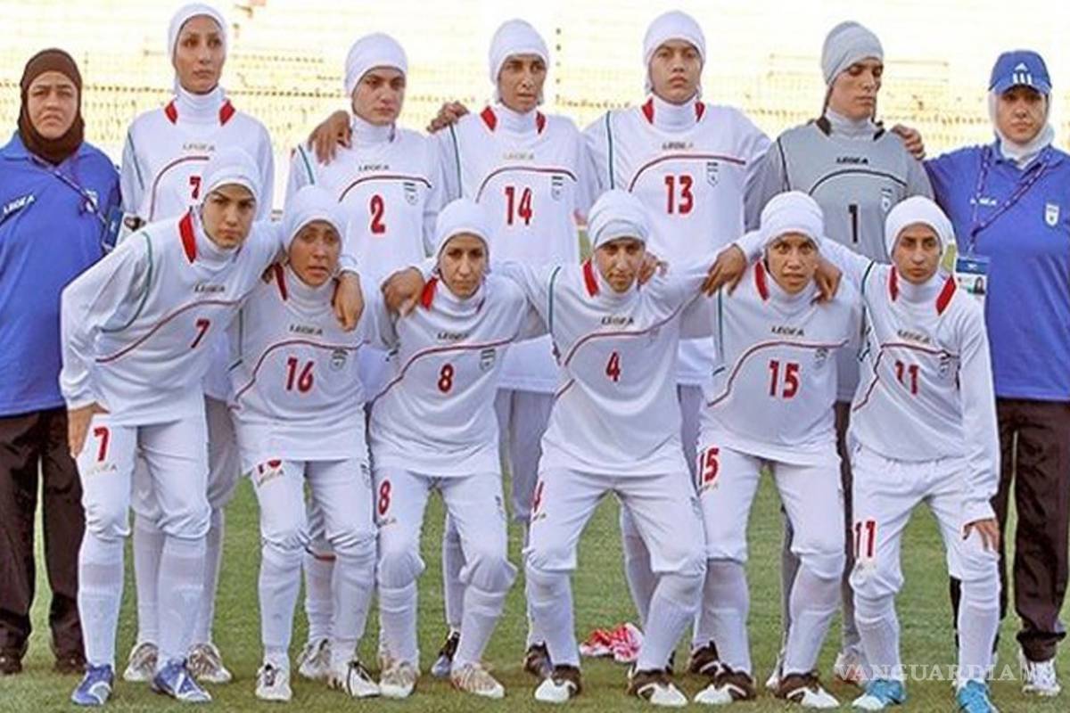 ¡Selección femenina de Irán tiene 8 jugadores varones!